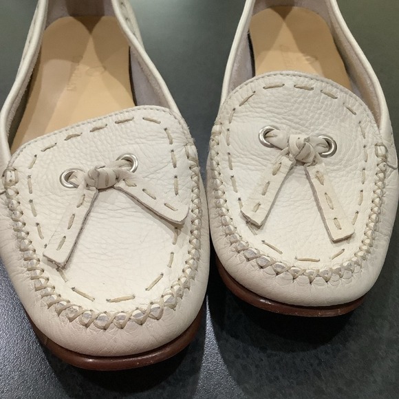 Cole Haan Pebbled Leather Mini Heel Moccasins Bow Grommet Contrast Stitch Bone - Picture 5 of 13